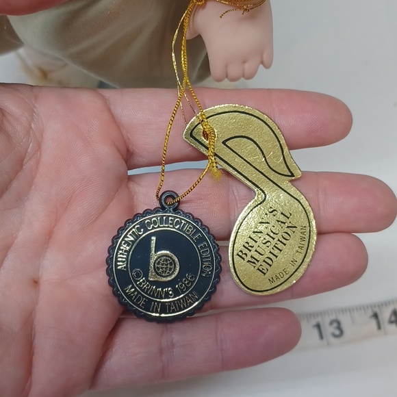 Brinn's Musical Edition Porcelain Doll 1986 - Picture 4 of 6